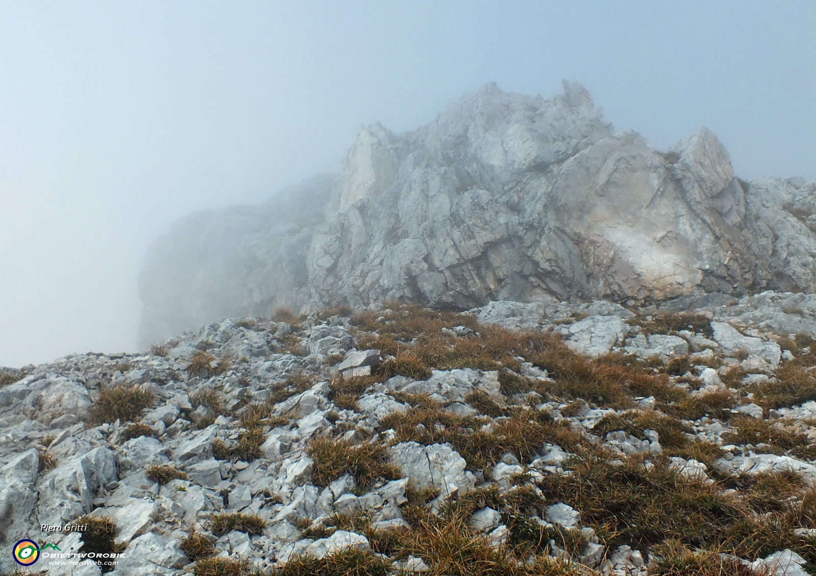 23 pochi mt. dopo la crocetta salgo a vista a sx i ripidi pratoni....JPG